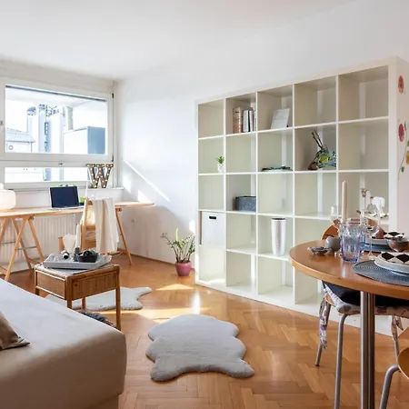 Cute And Sunny In The City Center Apartment